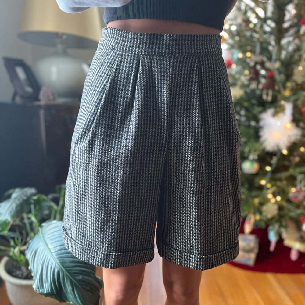 Elegant Women's Black, white, green Checkered Shorts Scottish wool